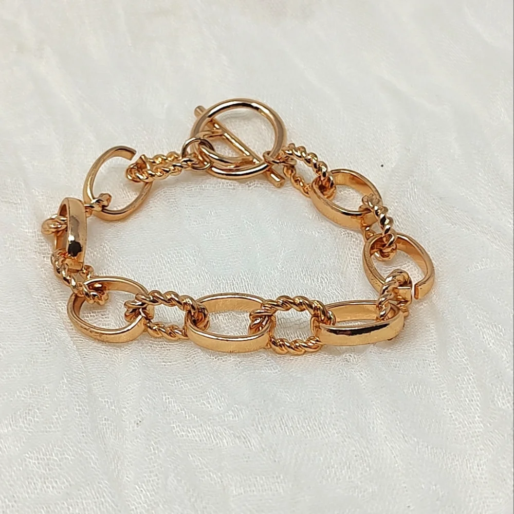Gold tone oval chain link toggle bracelet